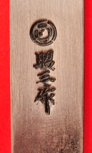 Gros plan signature Couteau lame Kiridashi Kogatana 9mm sculpture tracer aogami Japon Japonais outil menuisier ébéniste